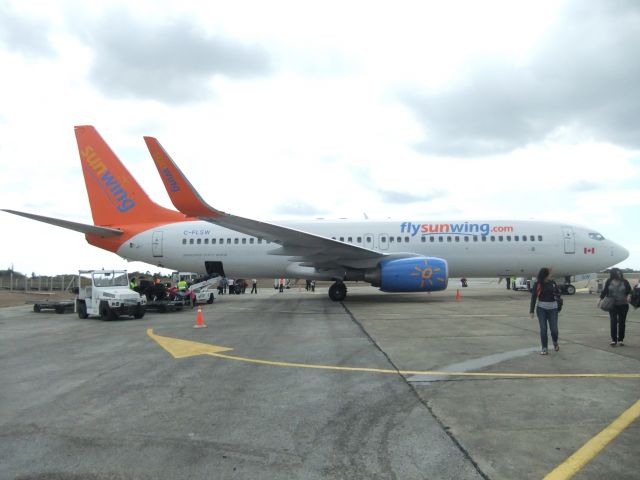 Boeing 737-700 (C-FLSW) - Arrivée a laéroport de Santa-Clara, Cuba