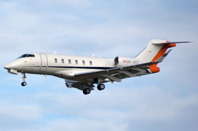 Canadair Challenger 350 (OE-HST) - Kystvejen RWY22L