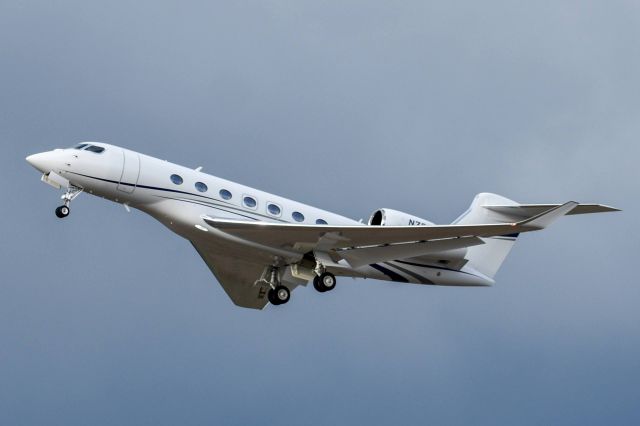 GULFSTREAM AEROSPACE G-7 Gulfstream G600 (N76PW) - See full image