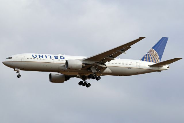 Boeing 777-200 (N785UA)