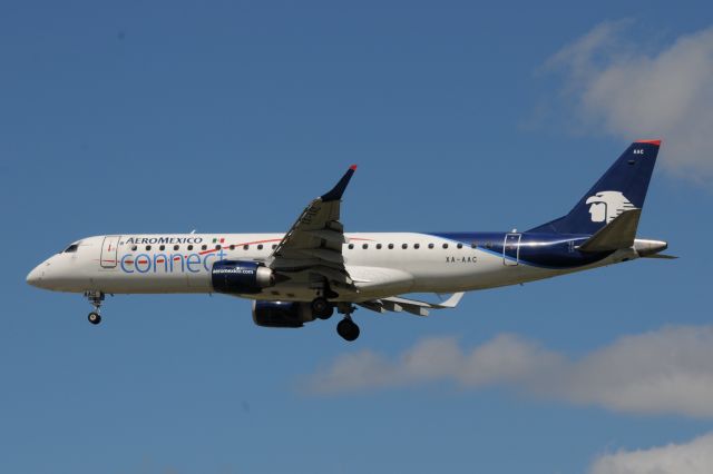 Embraer ERJ-190 (XA-AAC)