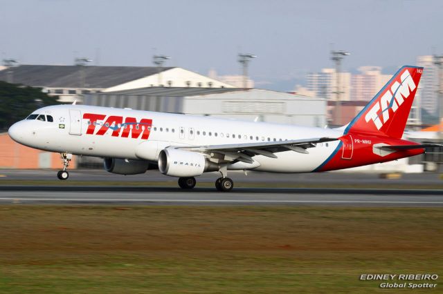 Airbus A321 (PR-MHU)