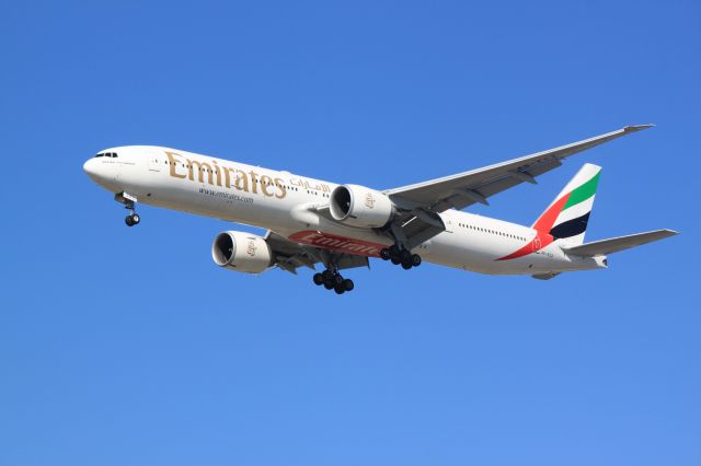 BOEING 777-300ER (A6-ECX) - On final into ORD 