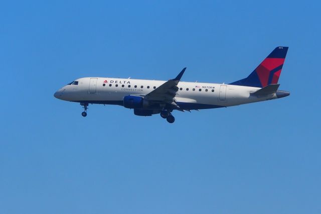 Embraer 170/175 (N870RW)