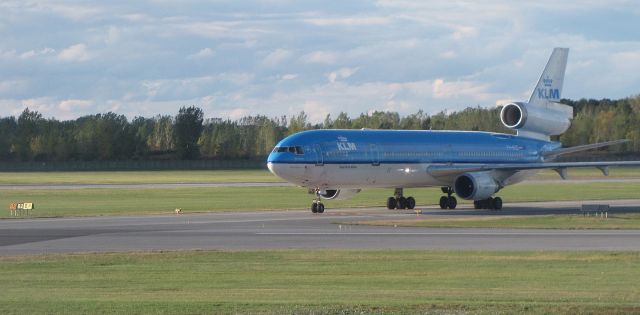 Boeing MD-11 (PH-KCG) - Coming up to the gate