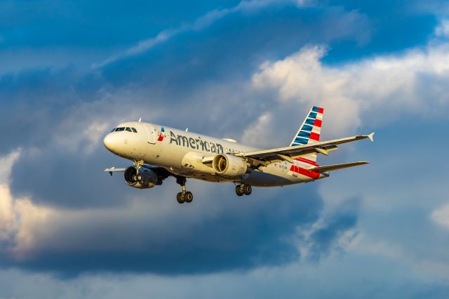 Airbus A320 (N117UW) - American Airlines A320 landing at PHX on 12/13/22. Taken with a Canon R7 and Tamron 70-200 G2 lens.