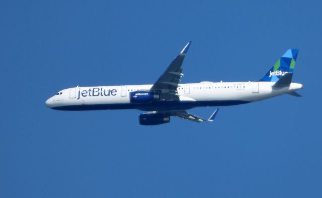 Airbus A321 (N961JT) - Shown here is an jetBlue Airbus A321 a few minutes until arrival in the Summer of 2016.