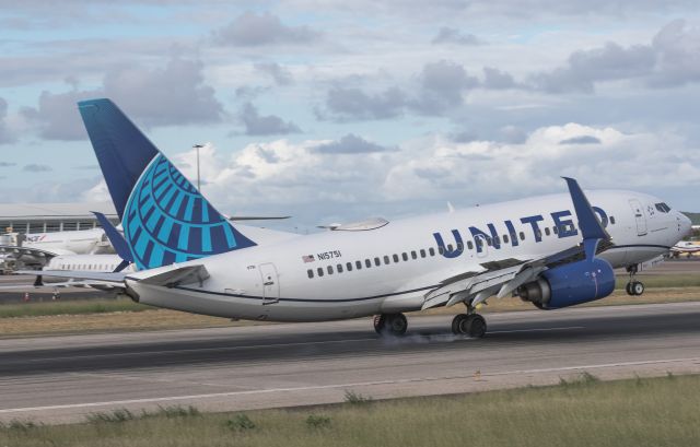 Boeing 737-700 (N15751)