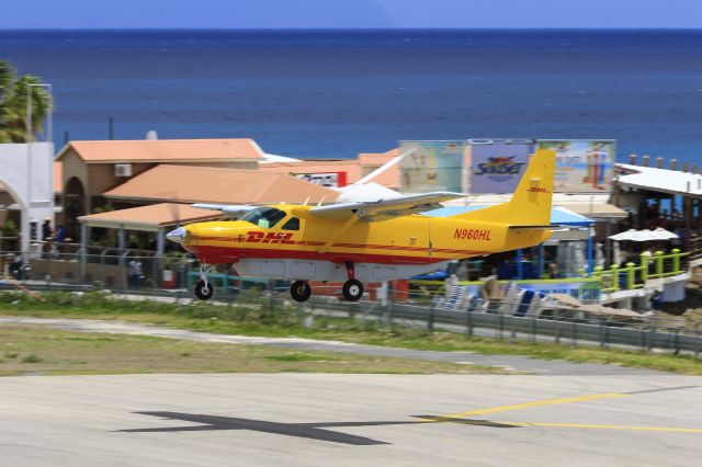 Cessna Caravan (N960HL) - DHL N960HL landing at TNCM