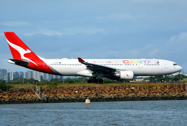 Airbus A330-200 (VH-EBL)