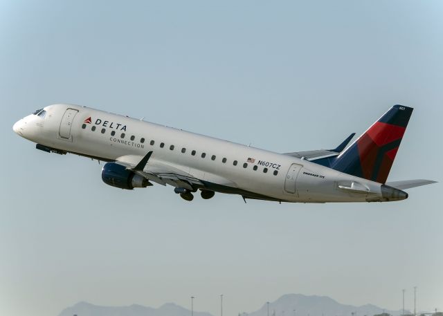 Embraer 175 (N607CZ)