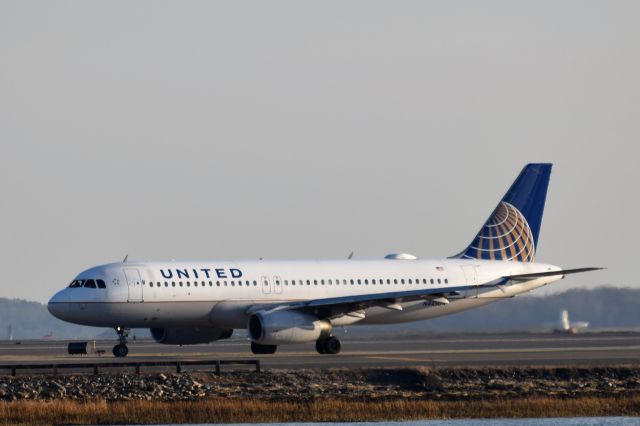 Airbus A320 (N445UA)