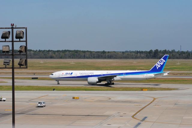 BOEING 777-300 (JA736A)