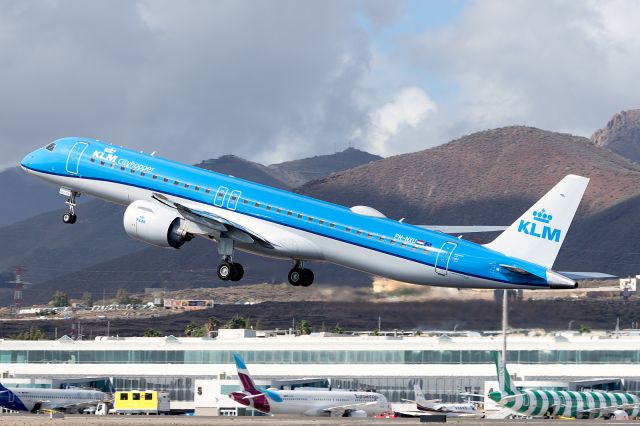 EMBRAER ERJ-190-400 (PH-NXU) - TENERIFE SUR AIRPORTbr /16/11/2024