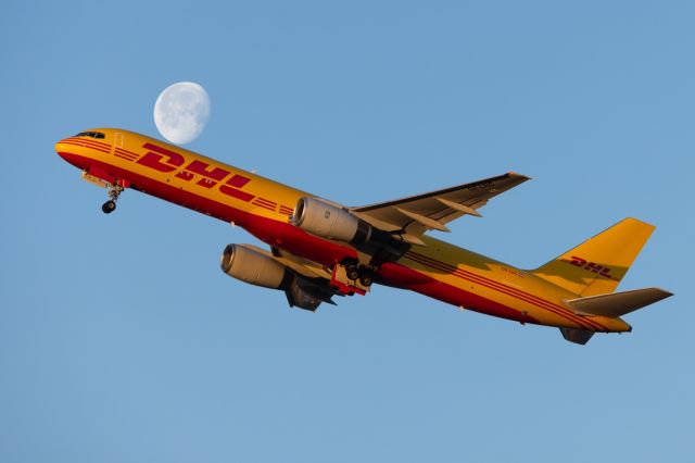 BOEING 757-300 (OE-LNC)