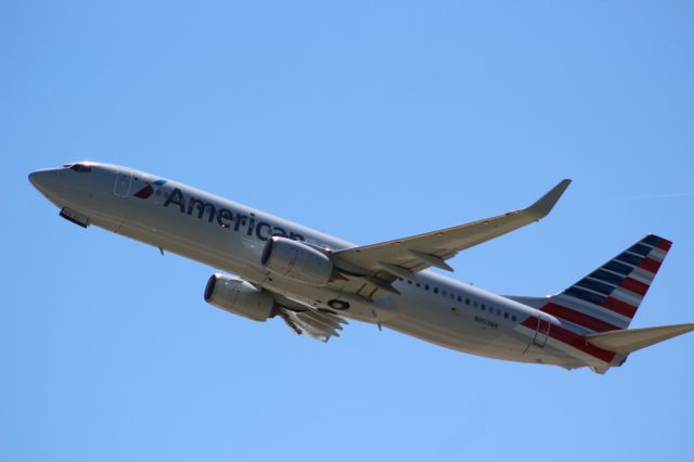 Boeing 737-800 (N953NN) - Plane Type: 2014 Boeing 737-823br /Route: CLT-AUSbr /Airline: American Airlines br /Livery: br /Registration: N953NNbr /Owned By: Wilmington Trust Co Trustee br /Runway: 36C