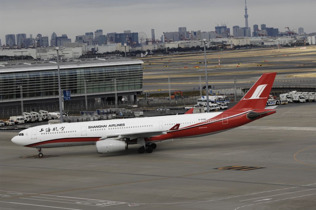 Airbus A330-300 (B-6096) - Taxi to spot at Haneda Intl Airport on 2014/01/05