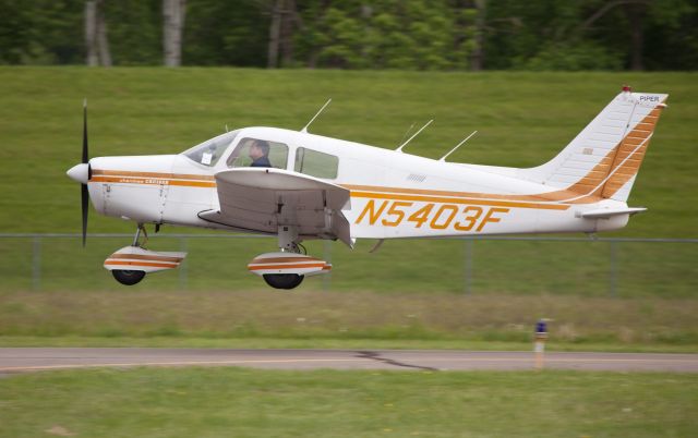 Piper Cherokee (N5403F) - Perfect landing runway 07.