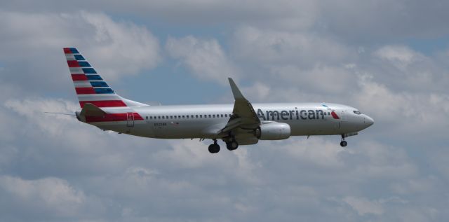 Boeing 737-700 (N925NN)