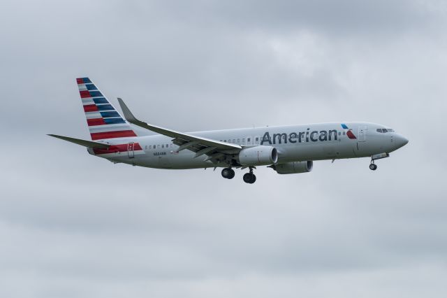 Boeing 737-800 (N884NN)