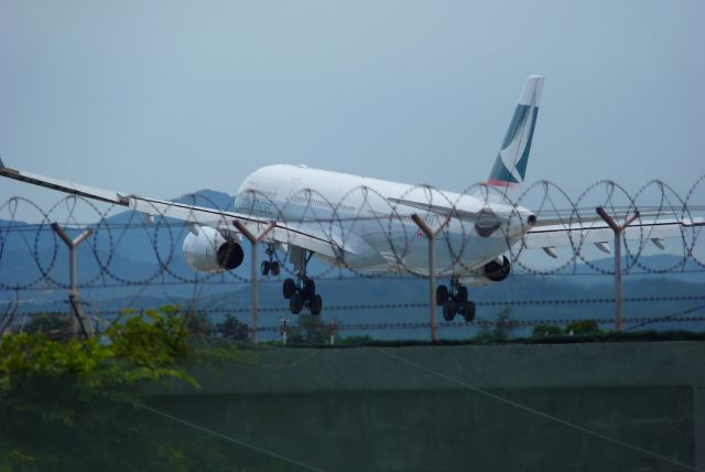 Airbus A330-300 —