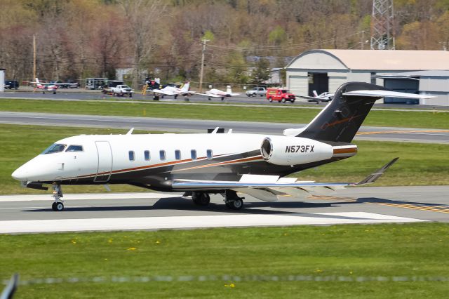 Canadair Challenger 350 (N573FX)