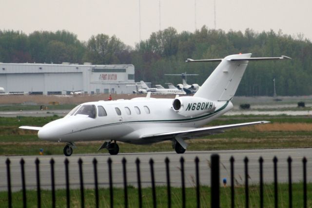 Cessna Citation CJ1 (N680KH) - Taxiing to depart rwy 24 on 15-Apr-12 heading for KSLN.