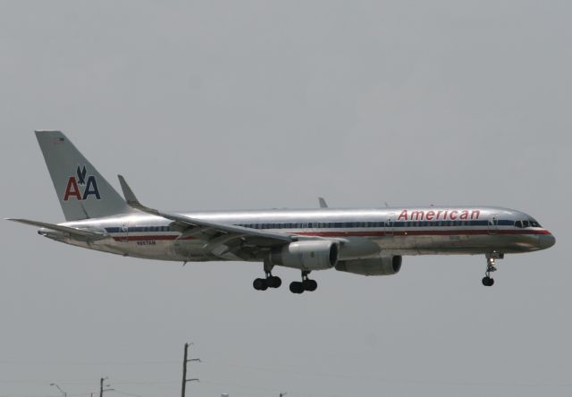 BOEING 767-200 (N657AM) - Landing at miami