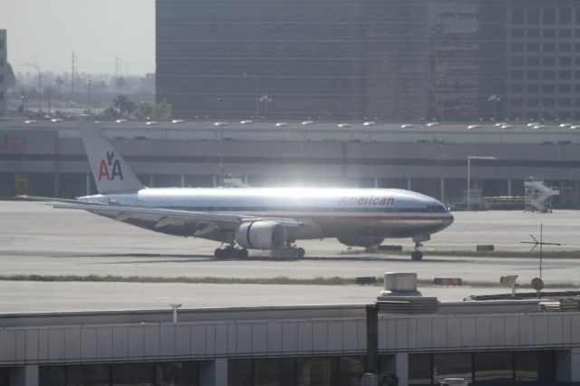 Boeing 777-200 —
