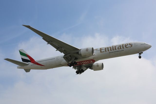 BOEING 777-300ER (A6-ECW)