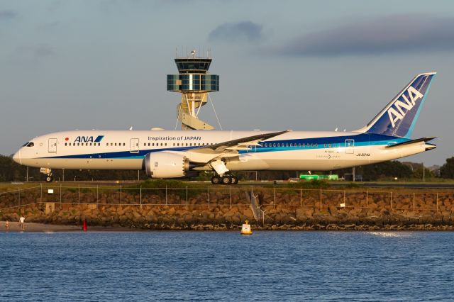 Boeing 787-9 Dreamliner (JA924A) - 924A taxing following arrival into Sydney as NH889/ANA889. Taken from Planespotting Beach, Sydney. [1920px].