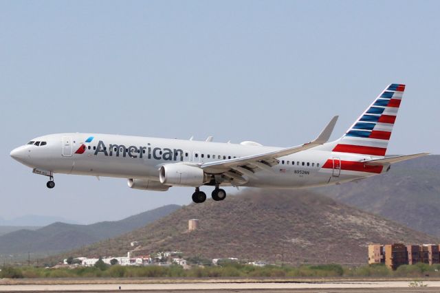 Boeing 737-800 (N952NN) - N952NN landing at Tucson