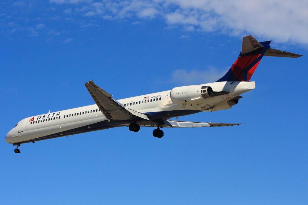 McDonnell Douglas MD-90 (N905DA)