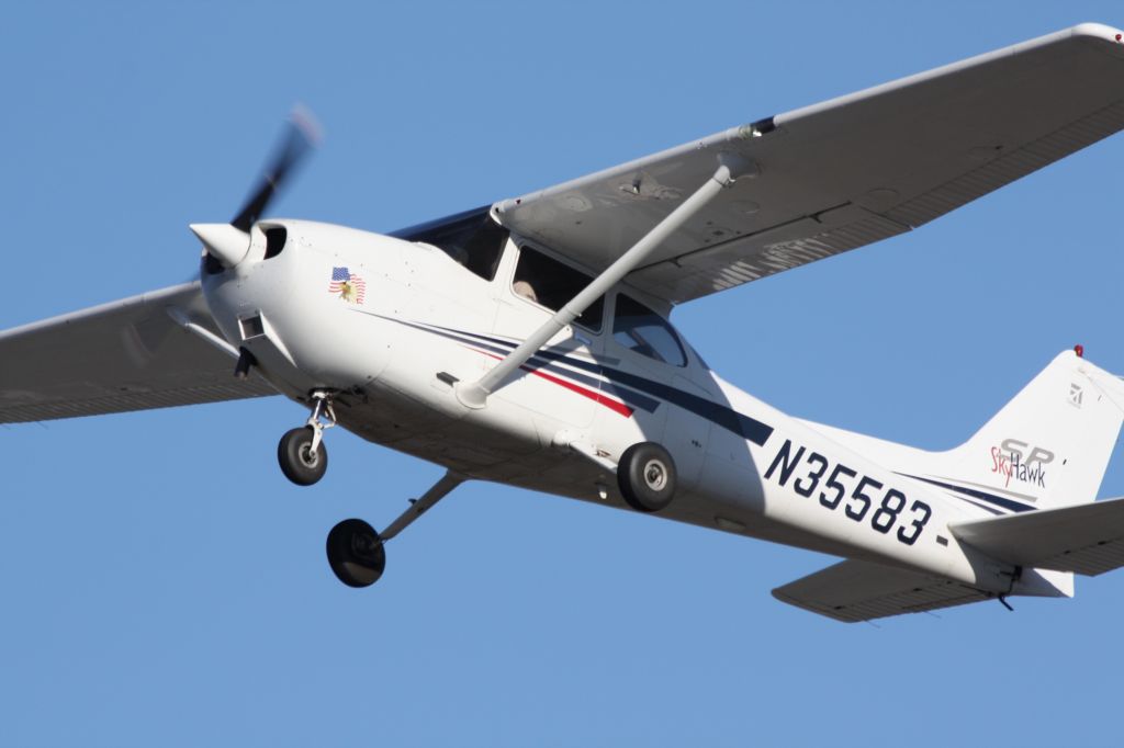 Cessna Skyhawk (N35583) - In the pattern.