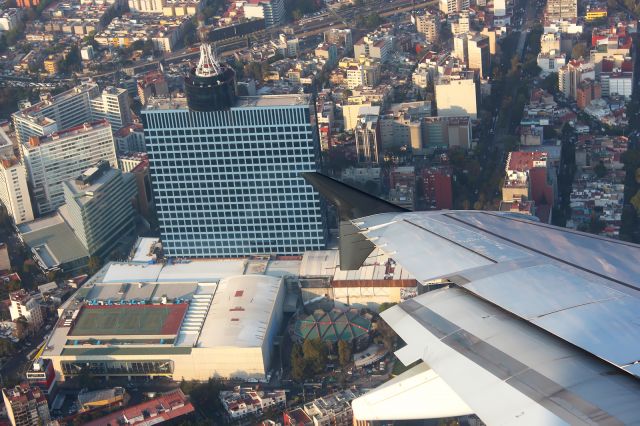 Airbus A319 (XA-VOJ) - On final approach at airport Mexico City.