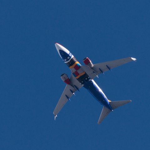 Boeing 737-700 (N280WN) - Missouri state flag livery from below