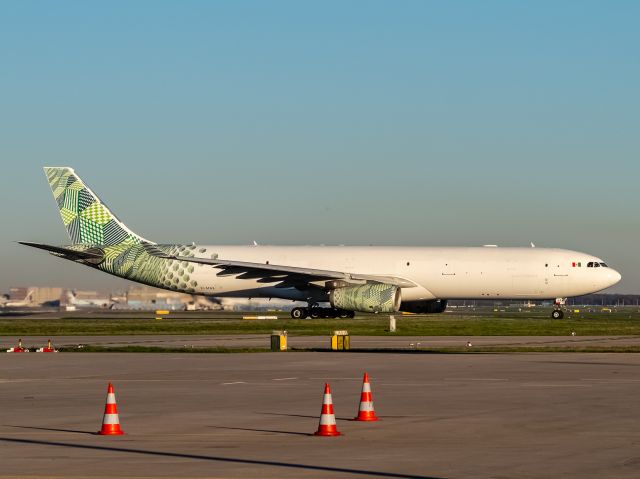 Airbus A330-200 (EI-MAE)
