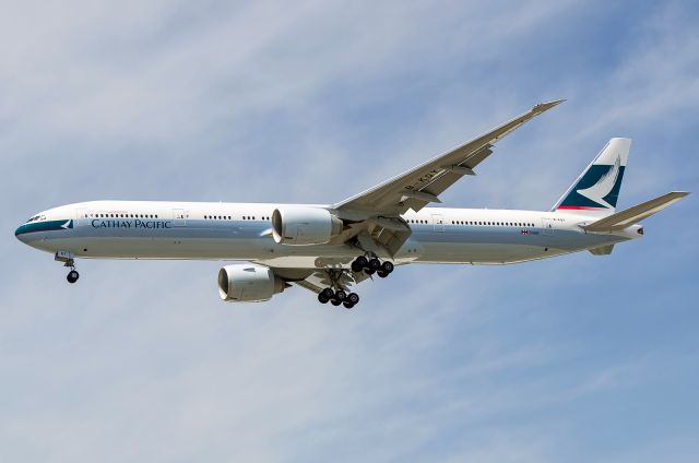 Boeing 777-200 (B-KQY) - Cathay Pacific newest 777-300ER B-KQY short final Toronto - 2015-June-07. This aircraft was delivered May 29th 2015.