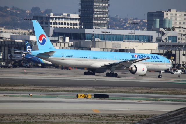 BOEING 777-300ER (HL7203)