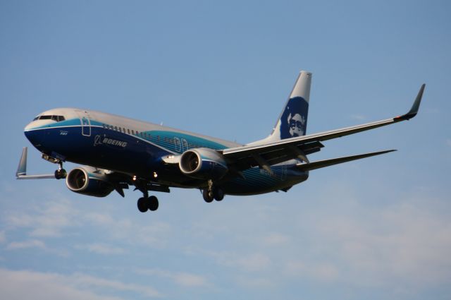 Boeing 737-700 (N512AS) - Alaska 737 on final at PDX in Boeing factory colors