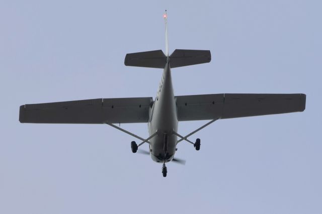 Cessna Commuter (C-GLVV) - C-GLVV Cessna Commuter 150M Montréal Flying Club Inc. Survolant le fleuve St-Laurent QC. à Lavaltrie. Le 23-04-2025 à 16:03