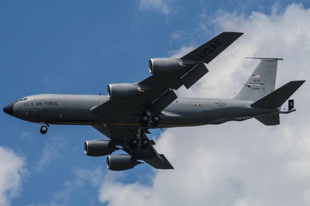 Boeing C-135FR Stratotanker (62-3850) - BISON31 Heavy seen flying past the camera while on final for MDT while working the pattern! View at full for best quality! 