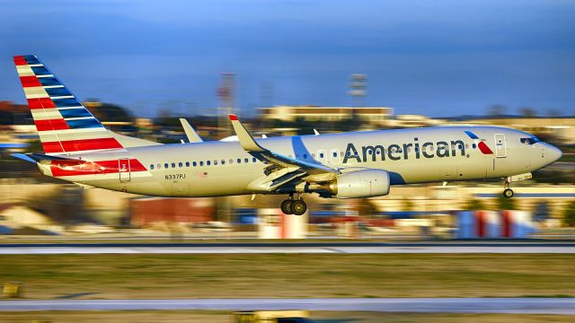 Boeing 737-800 (N337PJ) - 13R arrival.