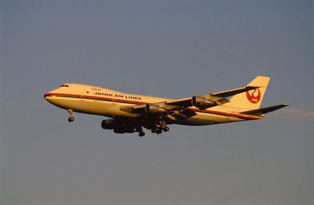 Boeing 747-200 (JA8113) - Final Approach to Narita Intl Airport rwy34 on 1988/10/10