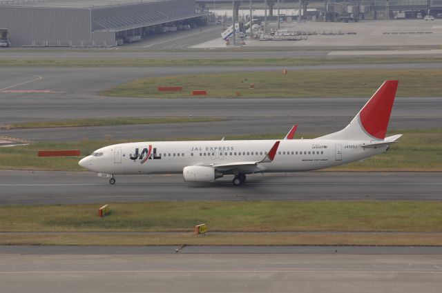 Boeing 737-800 (JA323J) - Taxi at Haneda Intl Airport on 2010/11/21 JAL c/s
