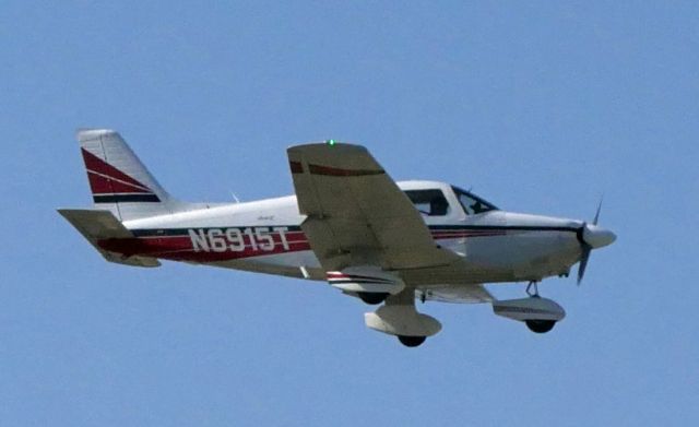 Piper Cherokee (N6915T)