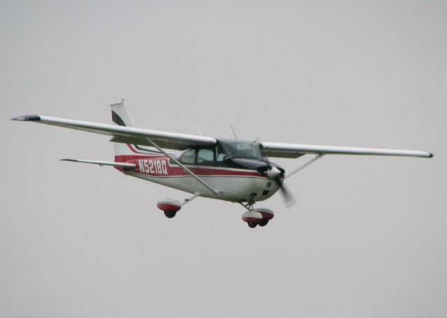 Cessna Skyhawk (N5218Q) - Landing on 14 at the Shreveport Downtown airport.