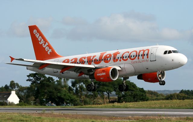 G-EZIZ — - Arrondi final d un Airbus A319-111 d Easyjet sur la piste 07R/25L de l aéroport de Brest – Guipavas (BES-LFRB).