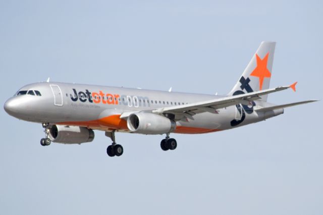 Airbus A320 (VH-VGN) - On short finals for runway 05. Friday, 19th April 2013.