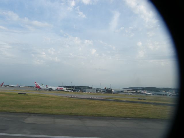 Airbus A319 (EI-EPU) - VIEW FROM EI EPU A319 LANDING 27 RIGHT 18/07/14